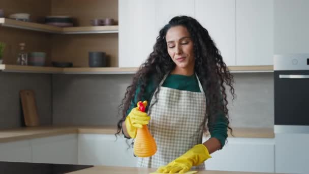 Feliz Enérgico Bela Dona Casa Mãe Vestindo Luvas Borracha Usando — Vídeo de Stock