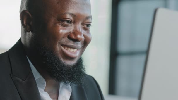 Souriant Homme Affaires Africain Adulte Professionnel Employé Web Designer Bavarder — Video