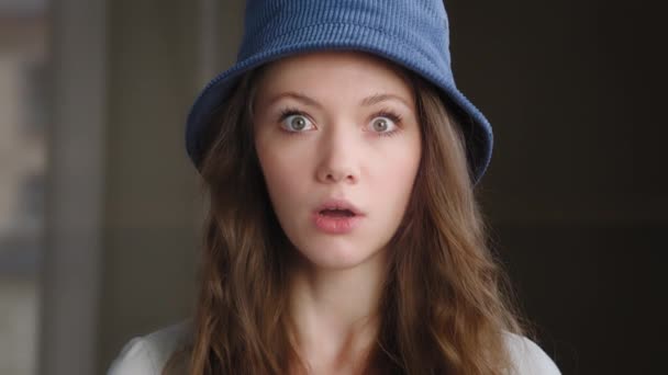 Portre Şaşırdı Güzel Beyaz Kız Şaşırdı Kameraya Geniş Açık Gözleri — Stok video