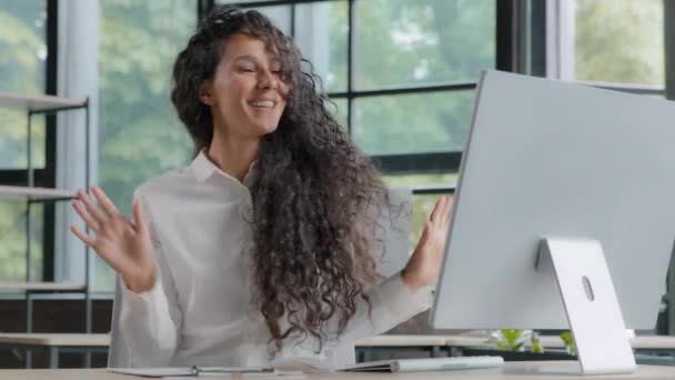 勝利を祝う職場で踊る若い幸せな興奮した女性オフィス労働者は達成の喜びコンピュータダンスの音楽を聞いて屈託のない女の子マネージャーは楽しい時間を過ごして — ストック動画