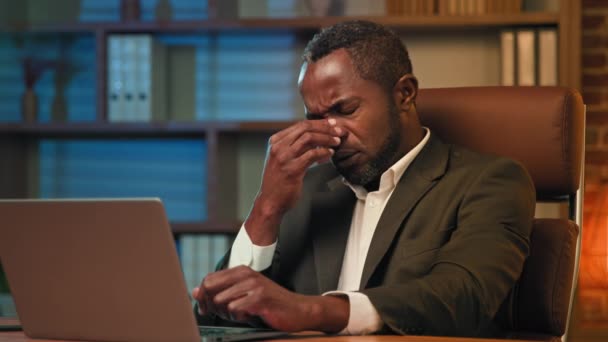 Volwassen Afro Amerikaanse Zakenman Werkt Laptop Het Kantoor Ongezonde Vermoeide — Stockvideo