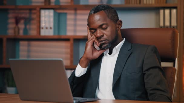 オフィスに座って疲れた悲しいビジネスマン眠い疲れアフリカ系アメリカ人男性マネージャープロの労働者は 過労から腕の疲労感疲労にもたれて昼寝職場で眠りに落ちる — ストック動画