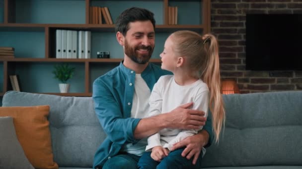 Retrato Caucásico Hija Padre Feliz Sonriente Dos Generaciones Familia Adulto — Vídeos de Stock