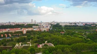 İspanya 'nın insansız hava aracı Madrid' in başkentinden çekilen hava manzarası yeşil güzel nehir kenarı işlek tarihi kraliyet kompleksi ünlü ilginç turistik yer eski av ormanı. Yüksek