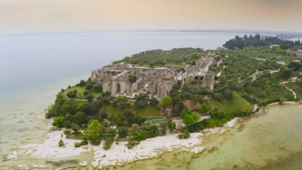 Vue Aérienne Panorama Île Historique Sur Lac Garde Italie Ancien — Video