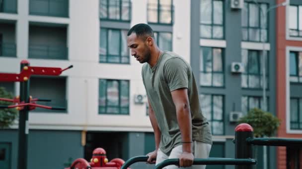 Muscular Latino Homem Treinamento Abdômen Imprensa Levantando Pernas Com Joelhos — Vídeo de Stock