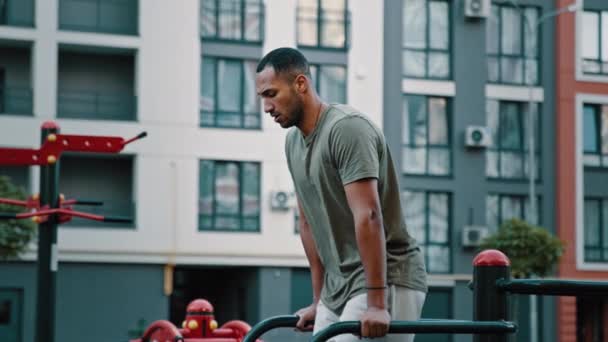 Hombre Latino Muscular Entrenar Presión Abdominal Levantando Las Piernas Con — Vídeo de stock