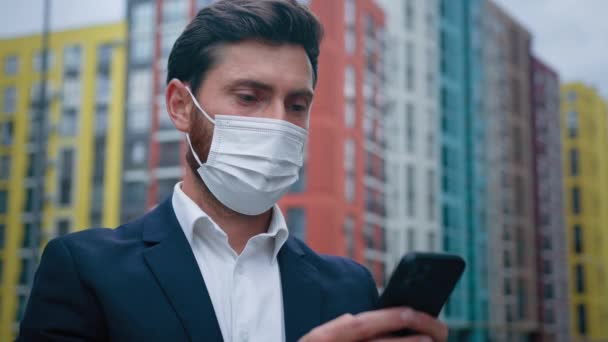 Homem Negócios Proteção Respiratória Máscara Médica Trabalho Quarentena Mensagens Texto — Vídeo de Stock