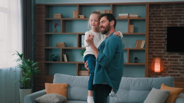 Fürsorglich Gut Aussehende Männliche Eltern Tanzen Walzer Mit Tochter Niedlich — Stockvideo