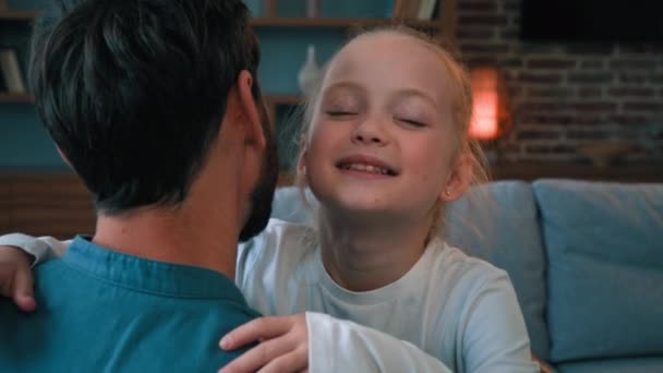 Sevgi Dolu Kız Çocuğu Tapılası Baba Mutlu Beyaz Aile Babası — Stok video