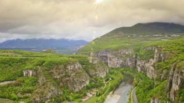 Avrupa 'da tatil için Garda Gölü' ndeki güzel doğal manzara adası. Tepe tepe dağ yamaçları. Alp kanyon kanyonu Alp dağı doğayı büyüleyen dağ.