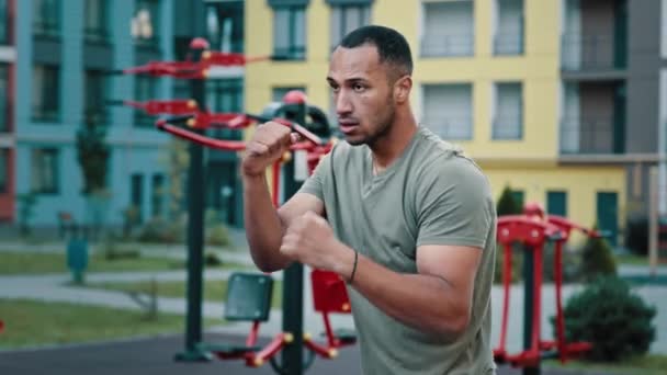 Potente Boxeador Seguro Boxeador Latino Luchador Buena Forma Física Boxeo — Vídeo de stock