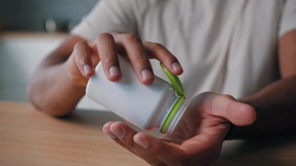 Närbild Manliga Händer Håller Piller Smärtstillande Läkemedel Dos Oigenkännlig Sjuk — Stockvideo