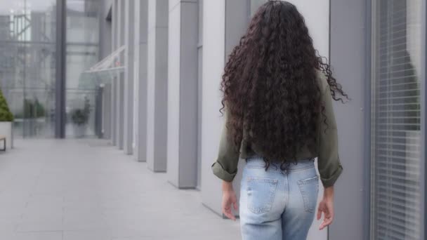 Πλάτη Άποψη Από Πίσω Θηλυκό Σκούρα Υγεία Σγουρά Μακριά Μαλλιά — Αρχείο Βίντεο