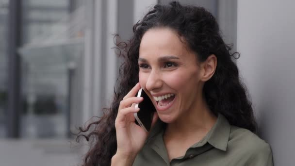 Neşeli Gülüşler Güler Yüzlü Mutlu Kaygısız Kadın Telefonda Konuşuyor Kazanan — Stok video