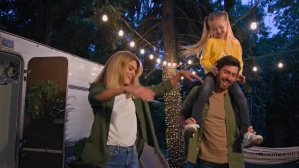Kafkas Ailesi Kamp Yaparken Ormanda Parti Veriyor Minibüsün Yanında Müzik — Stok video