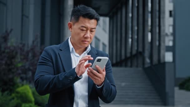 Азиатский Бизнесмен Городе Имеет Мобильную Проблему Телефоном Генеральный Директор Среднего — стоковое видео