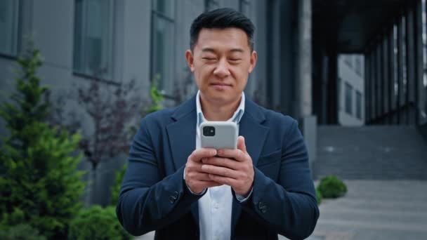 Азіатський Бізнесмен Середнього Віку Адвокат Підприємець Допомогою Телефонного Чату Переглядає — стокове відео