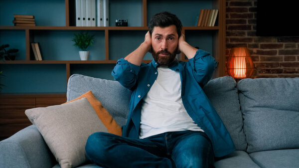 Уставший отец-одиночка, отчаявшийся из-за активных трудных непослушных непослушных игривых девочек ребенок, бегающий дома изнуренный отец няня прикрытие уши избежать шумных непослушных детей нервный разведенный мужчина нуждается в отдыхе