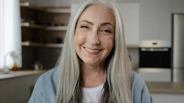 積極的な高齢者退職女性見ますにWebカメラ幸せな70年代おばあちゃんコールオンライン遠隔ビデオチャットとともに家族で隔離時間仮想インターネット接続笑顔成熟した大人の女性トークへウェブカメラ — ストック写真