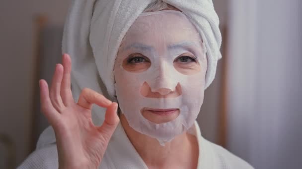 Vecchio Anziano Maturo Donna Caucasica Applicare Maschera Pelle Tessile Skincare — Video Stock