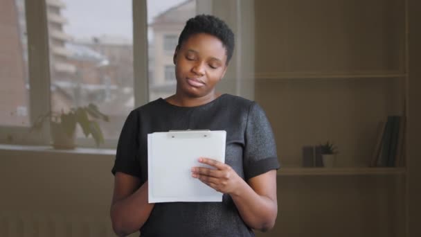 실내에서 머리를 자폐적 생각을 가지고 아프리카 미국인 소녀는 문제에 해결책을 — 비디오