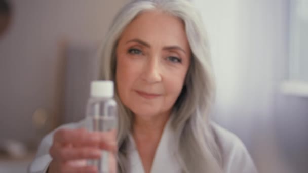 Alte Grauhaarige Ältere Dame Kaukasische Frau Bademantel Zeigt Werbung Flasche — Stockvideo