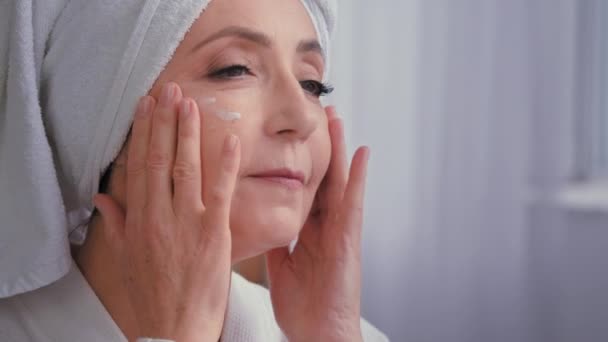 Gammal Senior Mogen Kaukasisk Kvinna Vidröra Massage Kvinnlig Rynkig Ansikte — Stockvideo