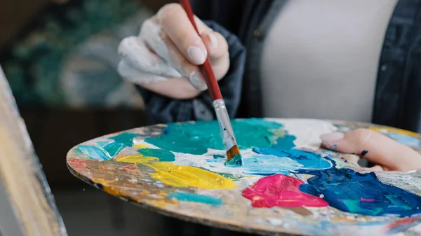 Mulher Close Pintor Pintor Pintor Mão Feminina Desenha Criação Nova — Fotografia de Stock