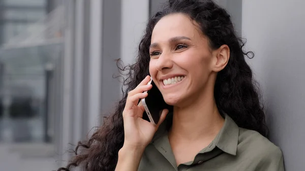 Alegre Rindo Sorrindo Sorrindo Mulher Despreocupada Feliz Falando Telefone Ouvir — Fotografia de Stock