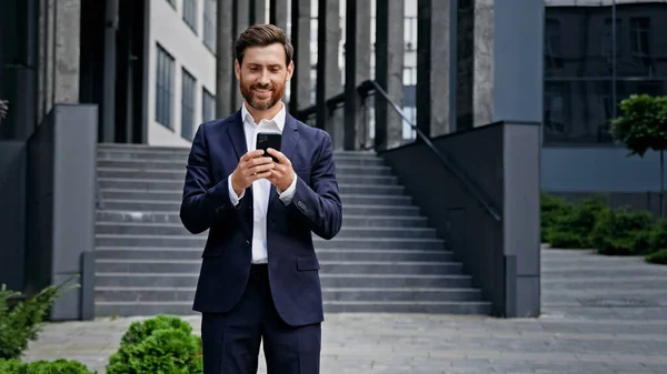 Mutlu Hevesli Başarılı Adamı Posta Bildirimi Alıyor Telefonda Iyi Haberler — Stok fotoğraf