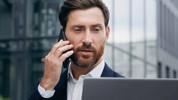 Multitasking Man Manager Consulente Parla Telefono Consulenza Cliente Controlla Informazioni — Foto Stock