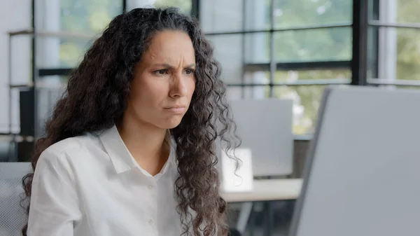 Frustrada Mulher Lendo Más Notícias Computador Animado Empresária Sentindo Estressado — Fotografia de Stock