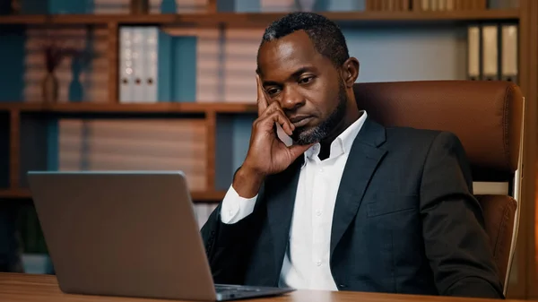 Fatigué Triste Homme Affaires Assis Dans Bureau Somnolent Épuisé Afro — Photo