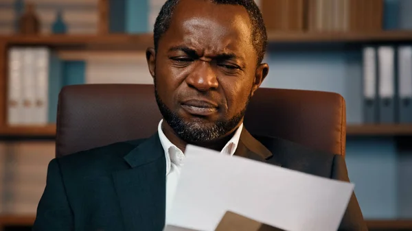 Poważny Afrykański Biznesmen Siedzi Domu Biuro Otwierające List Zdenerwowany Rozczarowany — Zdjęcie stockowe