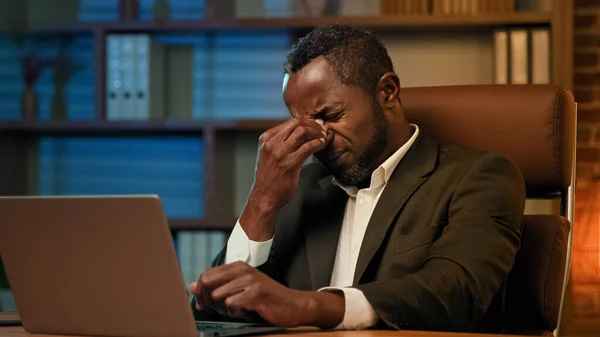 Yetişkin Afro Amerikalı Adamı Ofiste Dizüstü Bilgisayarda Çalışıyor Baş Ağrısı — Stok fotoğraf