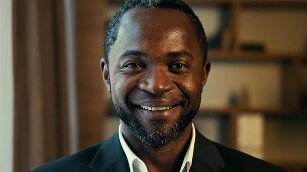 Närbild Manliga Företag Porträtt Ler Nöjd Vuxen Afrikansk Amerikansk Man — Stockfoto