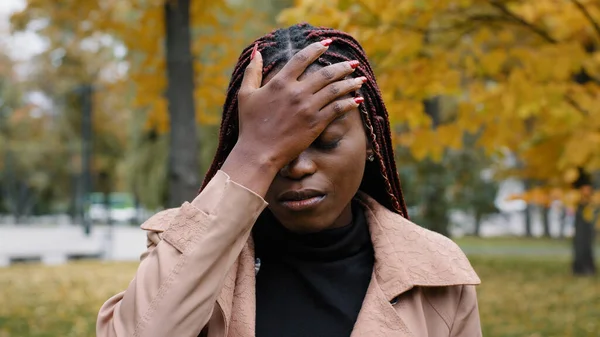 Jonge Gefrustreerde Afro Amerikaanse Vrouw Zet Palm Het Hoofd Schaamte — Stockfoto
