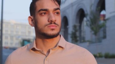 Aşırı yakın plan erkek ciddi düşünceli sakin yüz ilham verici 30 'lu yaşlarda düşünceli Latin sakallı iş adamı patron patron iş adamı şehirde durup uzaktan bakan ve hayal kuran