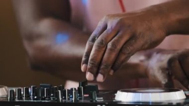 Tanımlanamayan Afrikalı erkek DJ, kulüp partisinde elektronik müzik çalıyor. Karıştırıcı dansı yapıyor, bilinmeyen bir adam müzisyen kutlama konseri konseri şarkıları karıştırıyor.