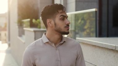 Erkek, erkek, işveren, şehir binasının camlarına bakarak sokakta yürüdüğünü düşünen bir portre. Hispanik sakallı dalgın girişimci dışarıda yürürken Latin turistin yanına gitmeyi düşünüyor.