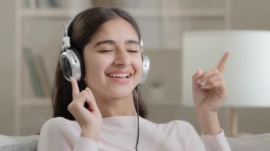 Rahat, kaygısız, genç, Arap bir kadın şarkıcı. Kulaklıklı güzel bir kız. mp3 listesindeki favori soundtrack 'i dinliyor.