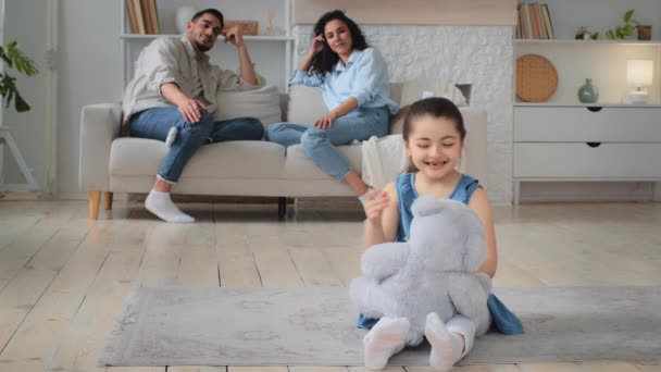 Kafkas Hintli Spanyol Kökenli Küçük Kız Çocuğu Evde Oturma Odasında — Stok video
