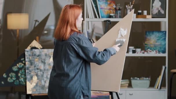 Femme Caucasienne Aux Cheveux Roux Dame Peintre Élève École Art — Video