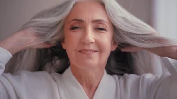 Güzel Yaşlarda Orta Yaşlı Olgun Beyaz Bir Kadın Yaşlı Yaşlı — Stok video