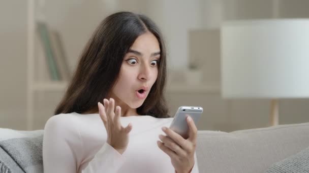 Memuaskan Bahagia Klien Perempuan Melihat Layar Telepon Menang Lelang Internet — Stok Video