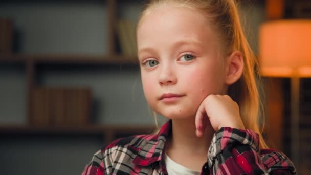Menina Bonita Criança Caucasiana Criança Com Cabelo Loiro Olhos Verdes — Vídeo de Stock