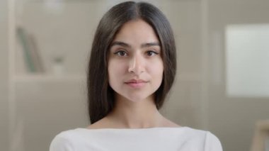 Güzel bir kadın portresi. Çekici, esmer, 20 'li yaşlarda, günlük kıyafetler giyen, şık saç stili doğal kozmetik pozlar veren, Arap asıllı, sakin İspanyol bir kız arkadaş.