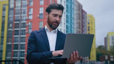 Odaklanmış Kafkas işadamı profesyonel çalışan 30 'lu yaşlarda ofis dışında serbest çalışan portatif dizüstü bilgisayar çalışma kursu internet yazılımı geliştirme ve online uzaklık bağlantısı geliştirme.