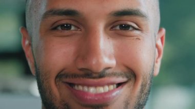 Aşırı derecede yakın erkek yüz ifadesi başkanı Afrikalı Amerikalı mutlu mutlu mutlu dişlek, beyaz dişli, gülümseyen, gülümseyen, iş adamı patron, yönetici, yönetici, avukat, iş adamı.